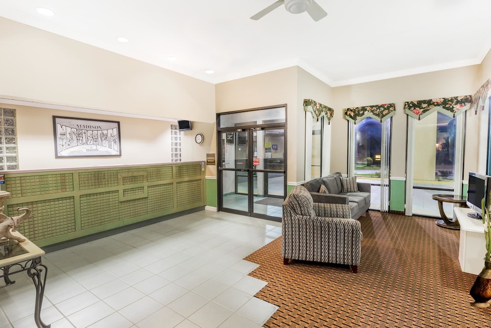 Super 8 By Wyndham Madison/Ridgeland Area 9/58