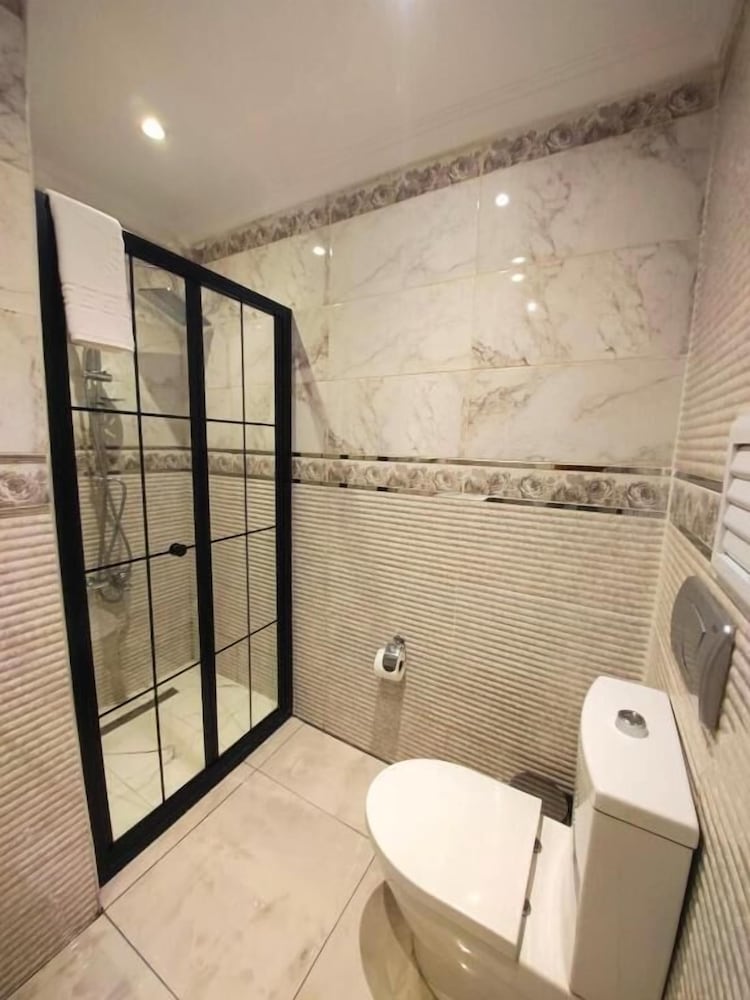 Royal Garden Suite Hotel 42/45