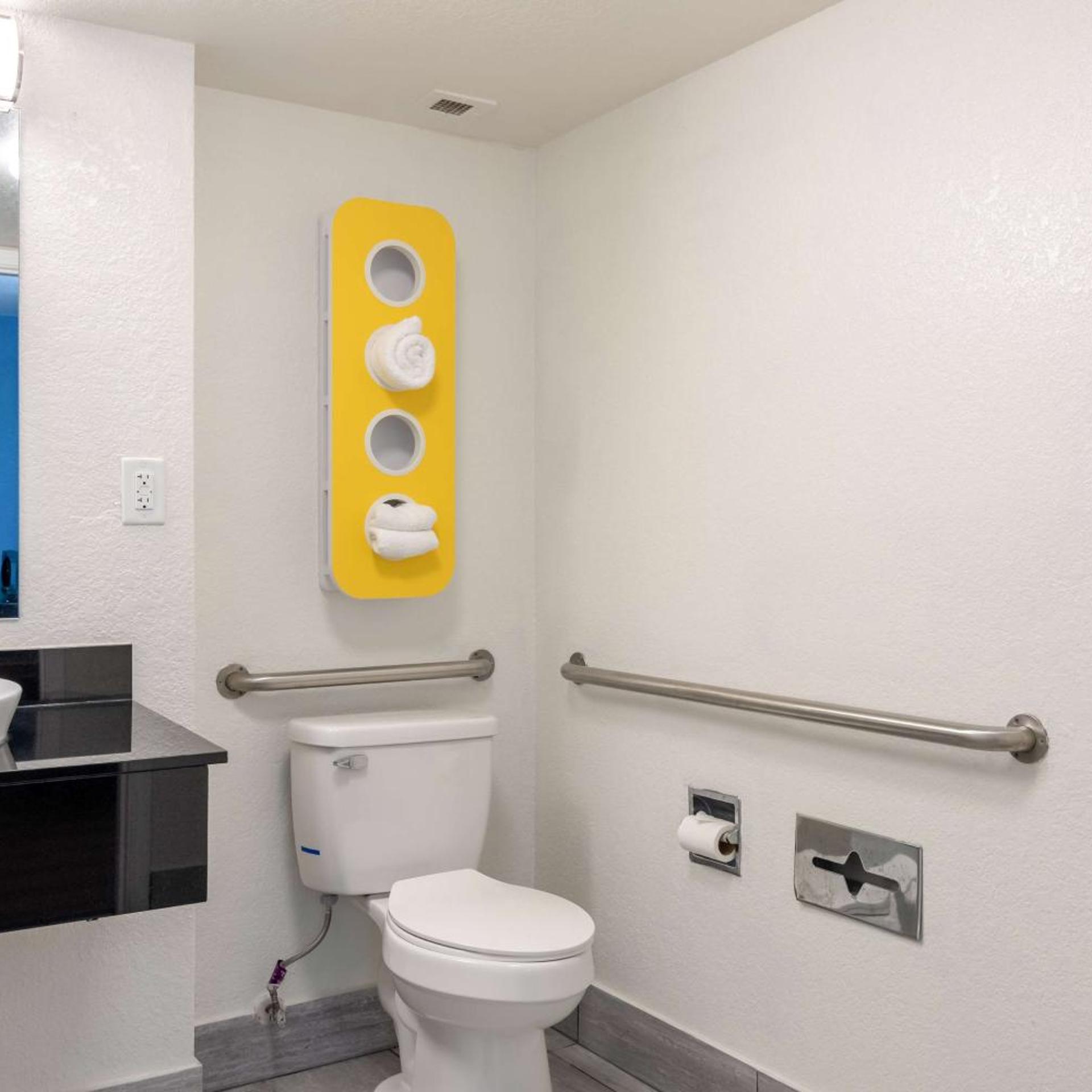 1 King Bed - Mobility Acc Tub Smk Micfridge، Motel6 North Little Rock, AR - McCain 7/8
