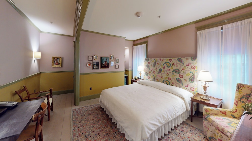 Village, King Bed
