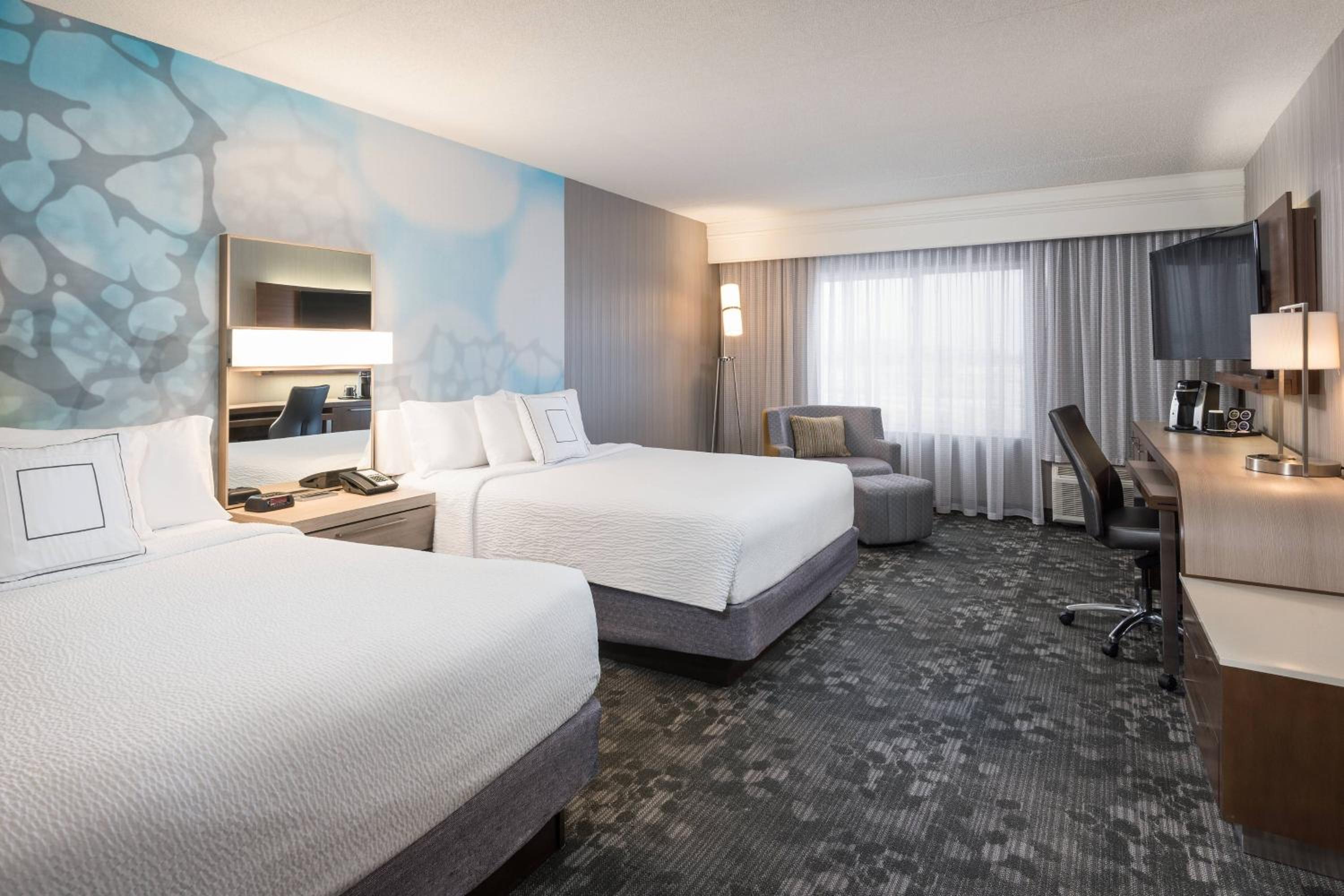 غرفة بسرير كينج وسريرين كوين، Courtyard By Marriott Toronto Vaughan 2/10