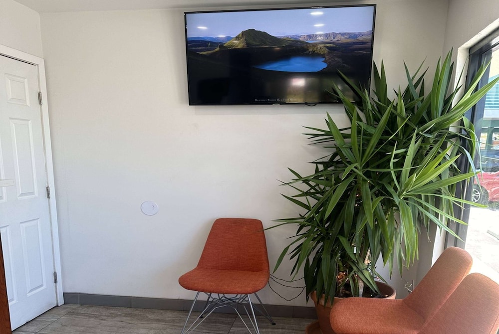 Super 8 by Wyndham Oceanside Downtown 33/50