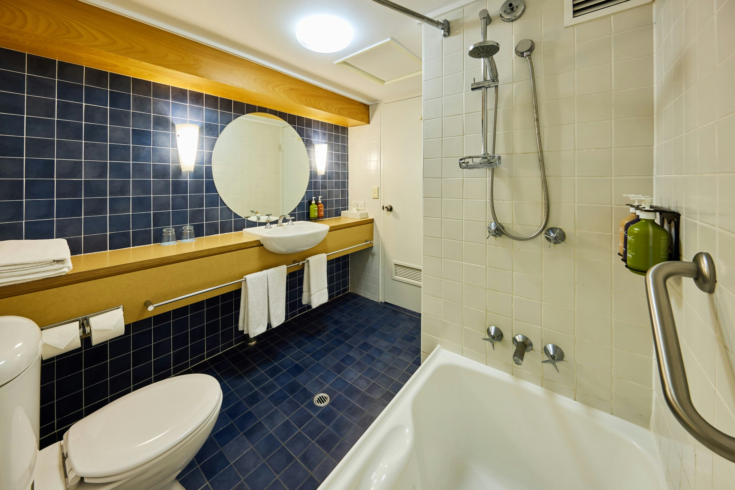 Cairns Harbourside Hotel 59/60