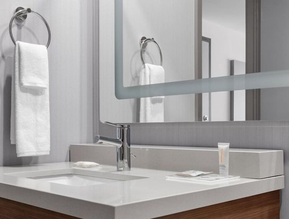 Hyatt Place Mississauga Airport Corporate Centre 50/50