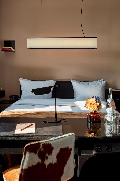 Sir, Boutique, Queen Bed