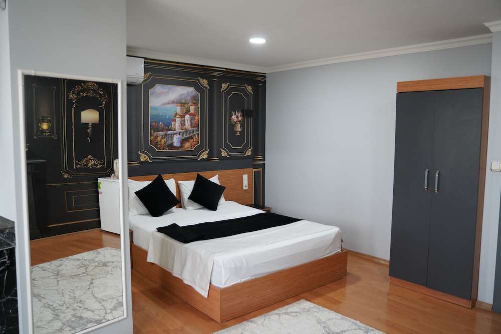 Heraldic Room Hotel 10/50