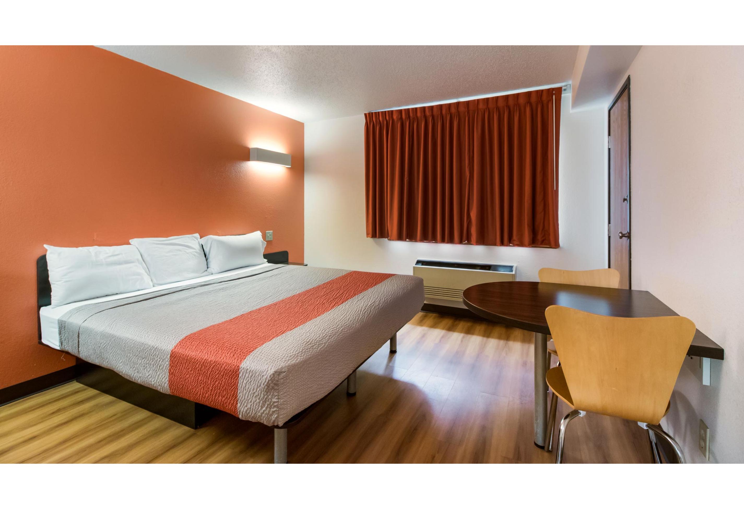غرفة بسرير كينج لغير المدخنين