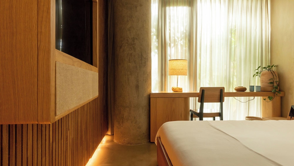 23 HOTEL 8/32