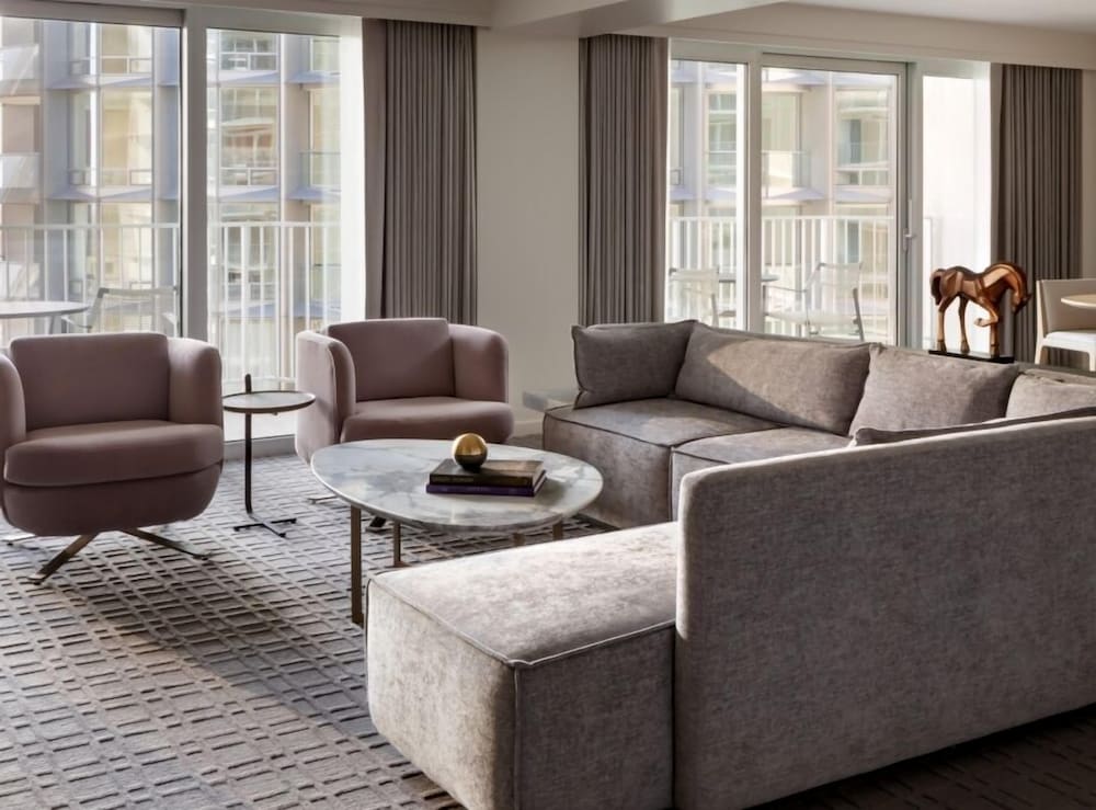 Fairmont Century Plaza Gold Experience 45/73