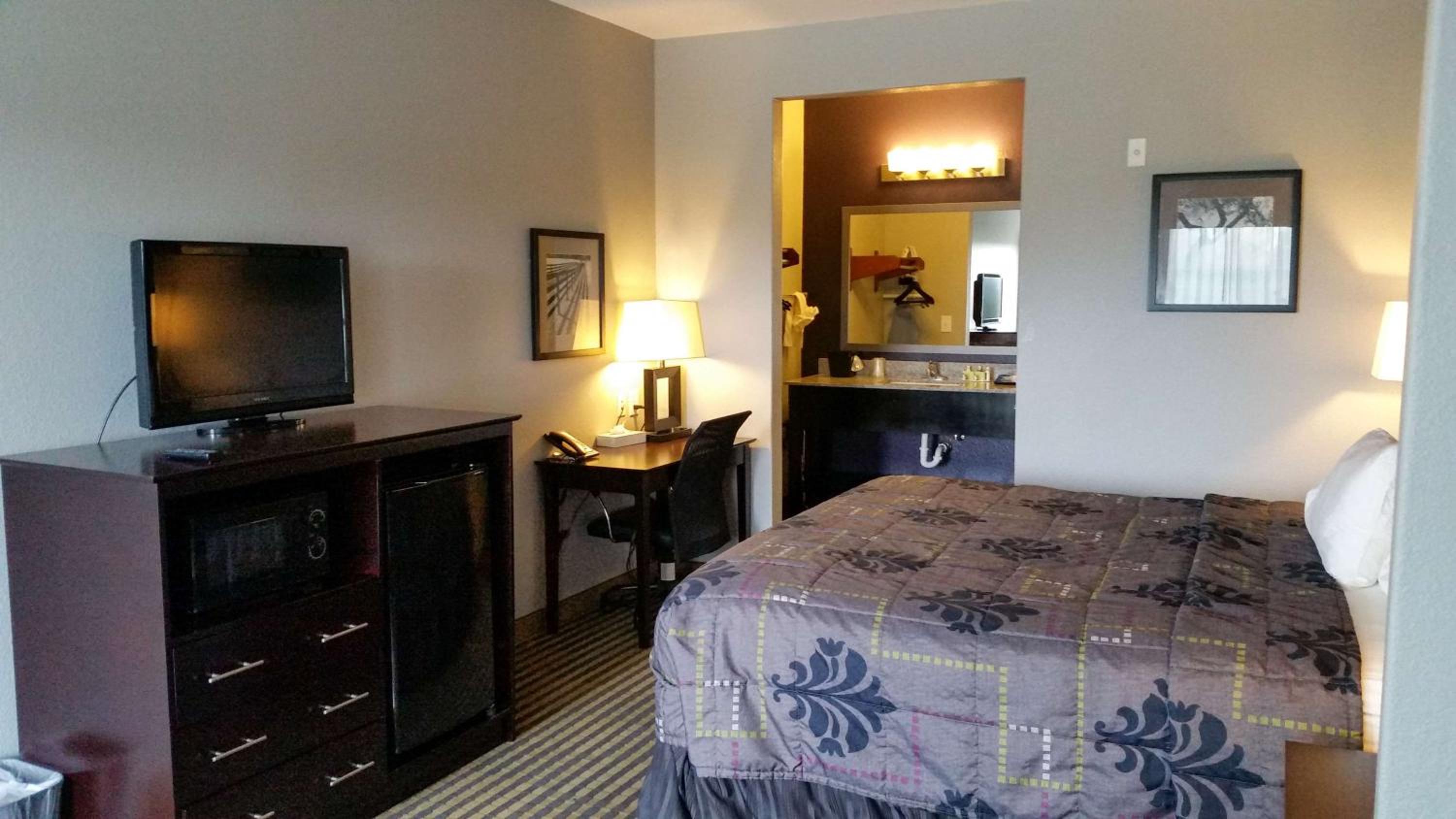 غرفة بسرير كينج لذوي الإعاقة، Studio6 Beeville, TX 6/10