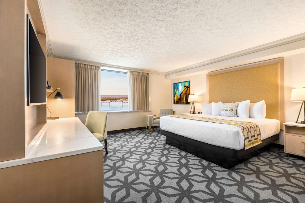 DELUXE, KING BED, WEST TOWER, ACCESSIBLE