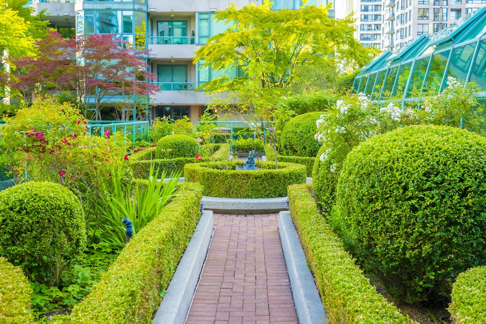 Rosedale On Robson Suite Hotel 37/45