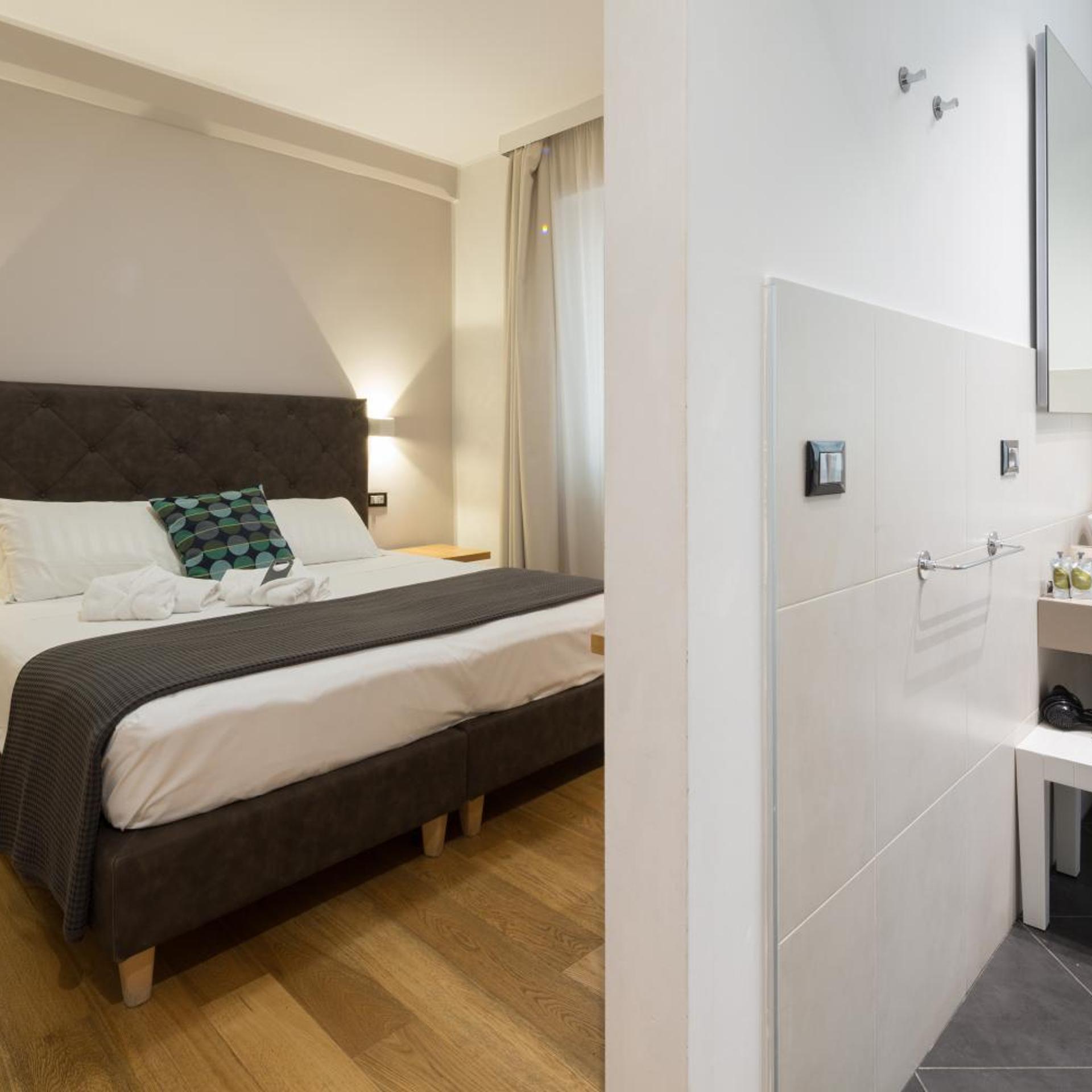 DELUXE, DOUBLE OR TWIN BED