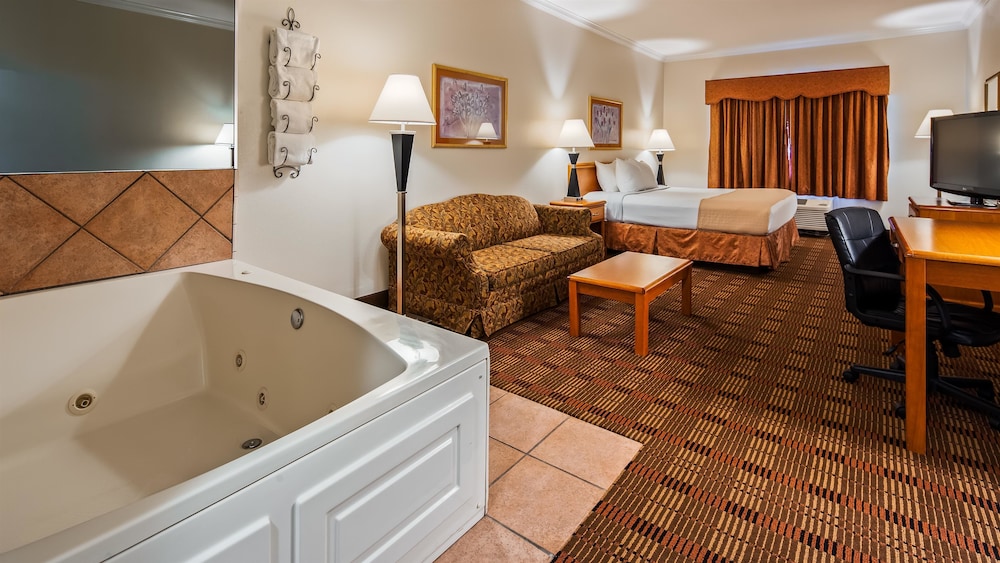 Best Western Club House Inn & Suites 29/34