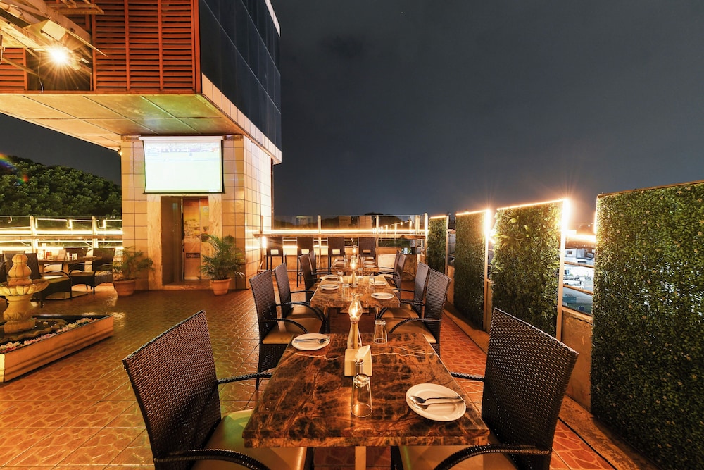 HOTEL ROOPA 55/63