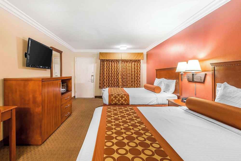 Rodeway Inn & Suites Canyon Lake Menifee West 32/62