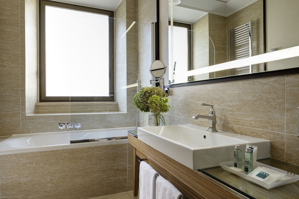 غرفة سوبيريور ثلاثية بسرير مزدوج وسرير فردي، UNAHOTELS Deco Roma 4/6