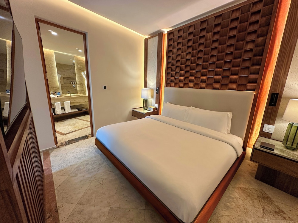 Diamond Club, Luxury, Suite, King Bed, Ocean Front