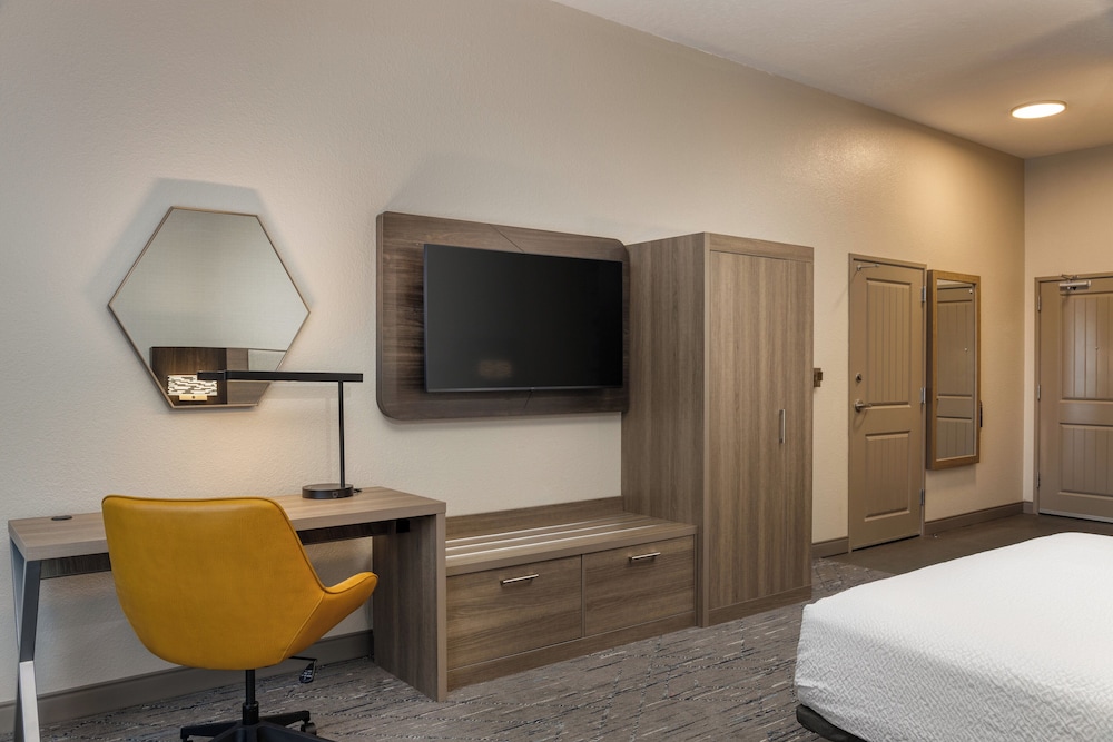 Holiday Inn Express Hotel And Suites Green Bay East 56/64