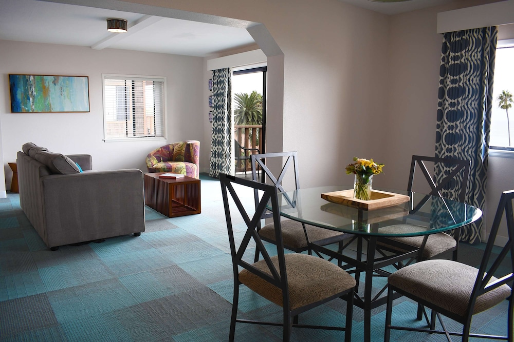 La Jolla Cove Suites 52/65