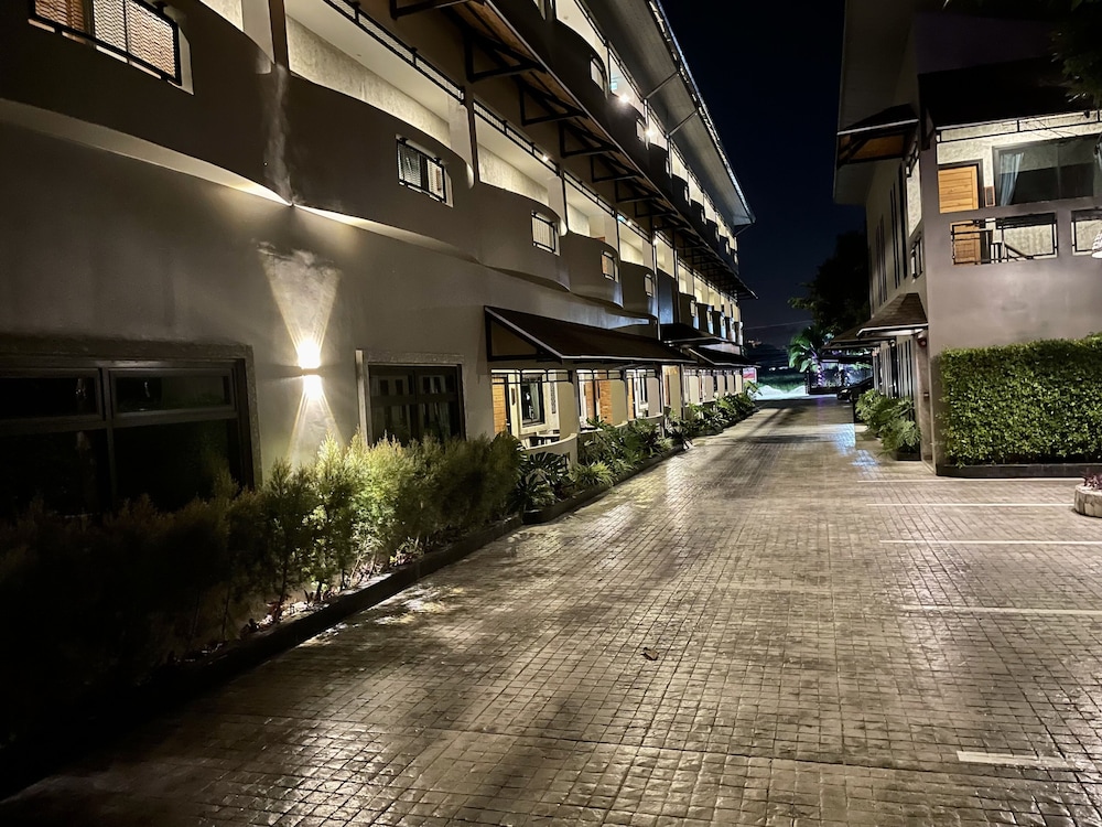 Hideaway Resort 24/32
