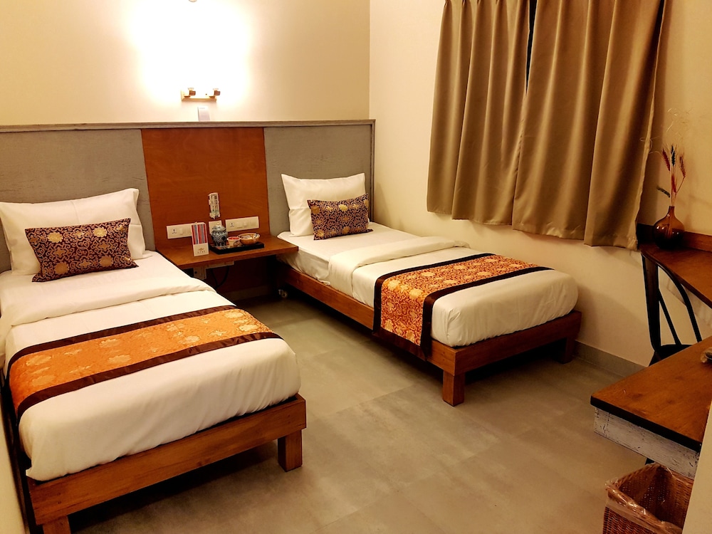 SUPERIOR, DOUBLE OR TWIN BED