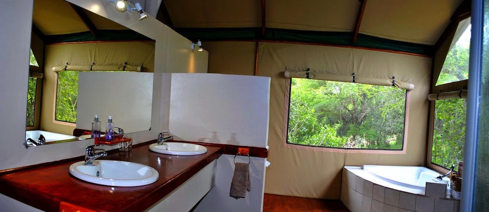 Lion Tree Top Lodge 32/36