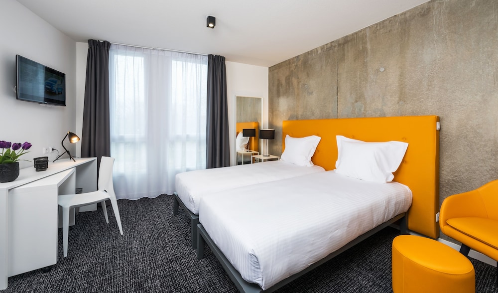 BUSINESS, SUITE, TWIN BEDS
