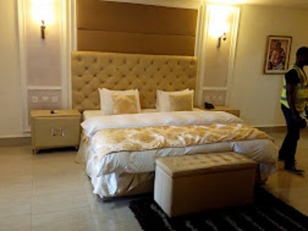 THE ISLAND HOTEL 20/39