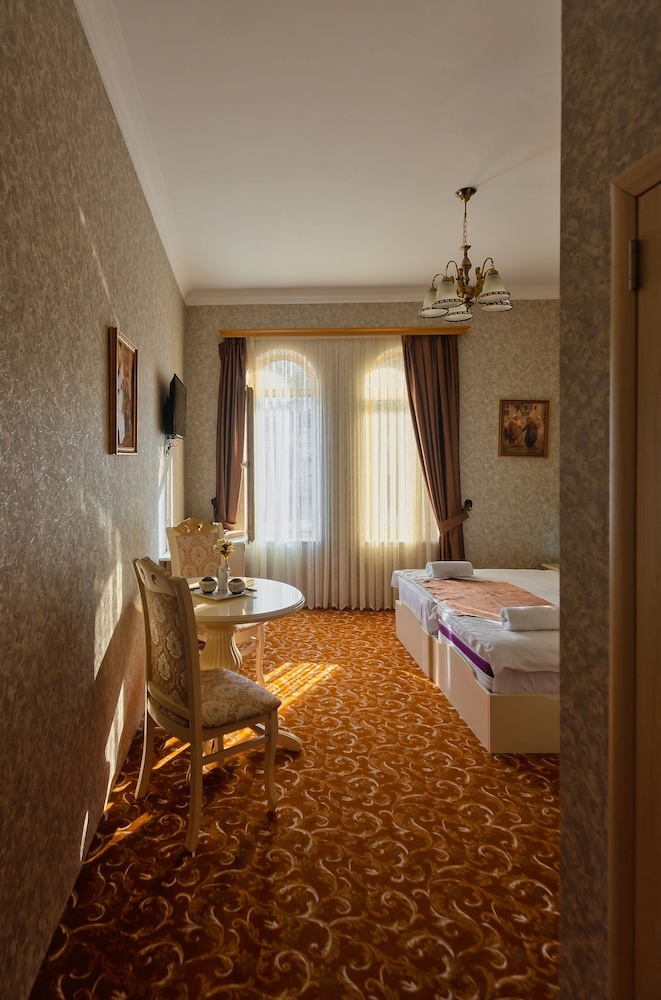 Iva Old City Hotel 30/50