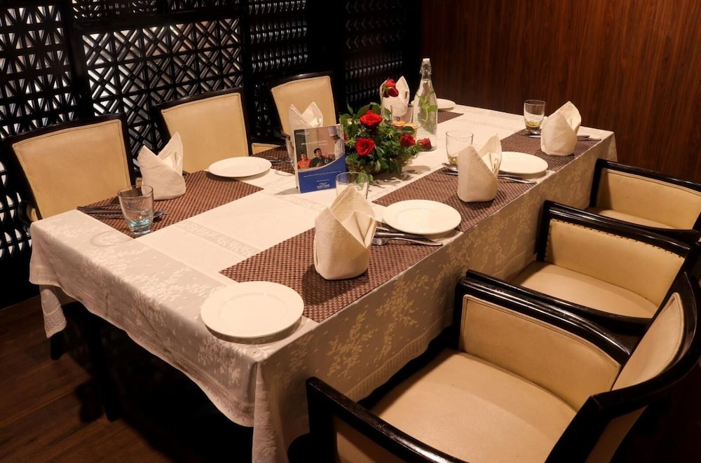 Le Lac Sarovar Portico 16/56