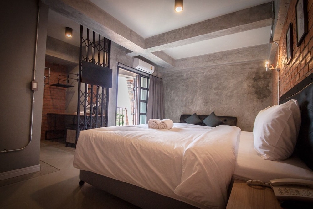 DELUXE, QUEEN BED
