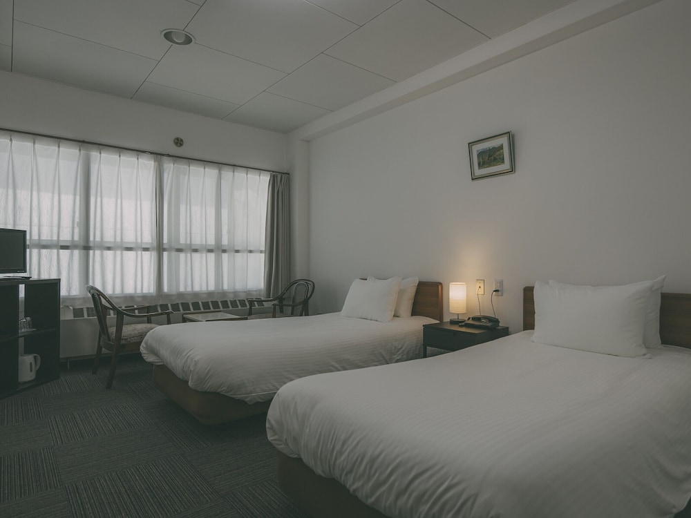 WESTERN, TWIN BEDS, BATHTUB