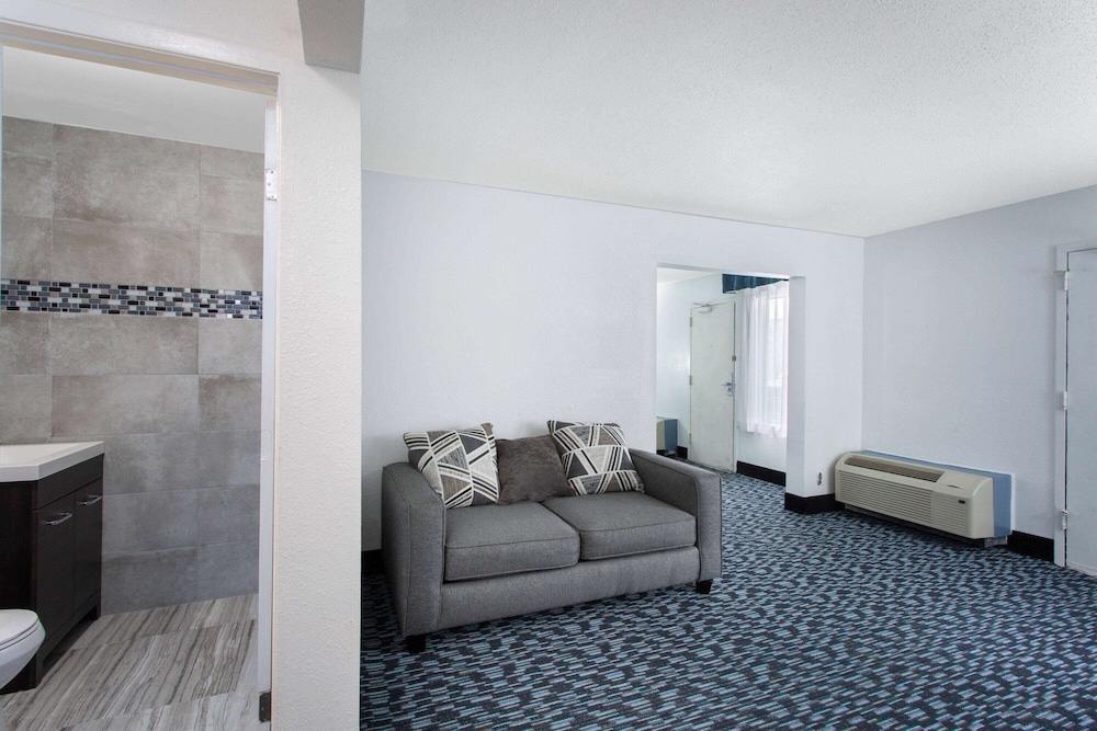 Clarion Pointe Charlotte 41/57