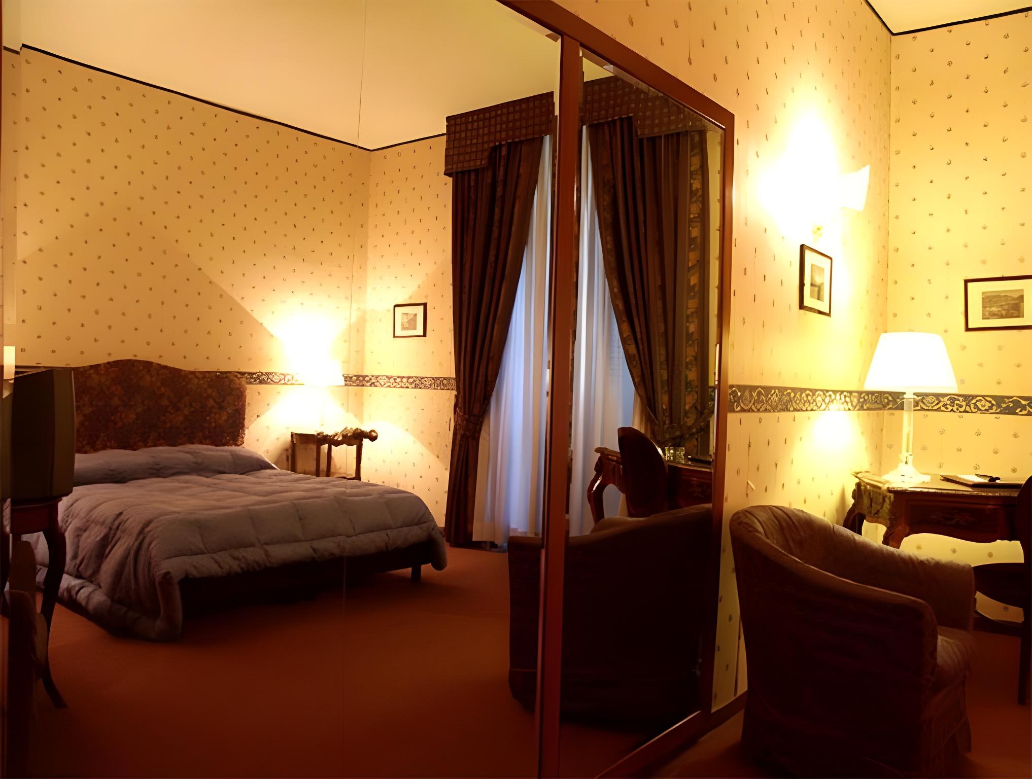 ROOM, DOUBLE OR TWIN BED