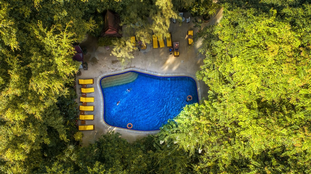 Tropica Bungalow Hotel 28/69