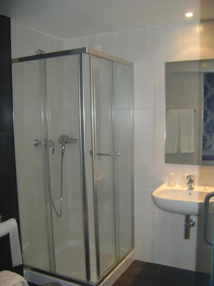 Genesis Hotel 30/30