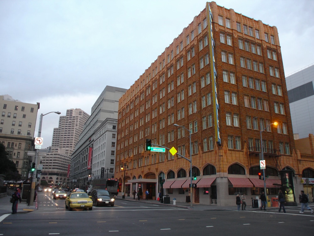 The Pickwick Hotel 59/62