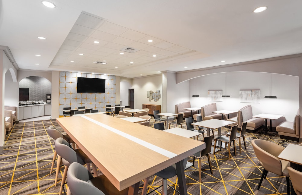 Holiday Inn Hotel And Suites Orange Park 48/55