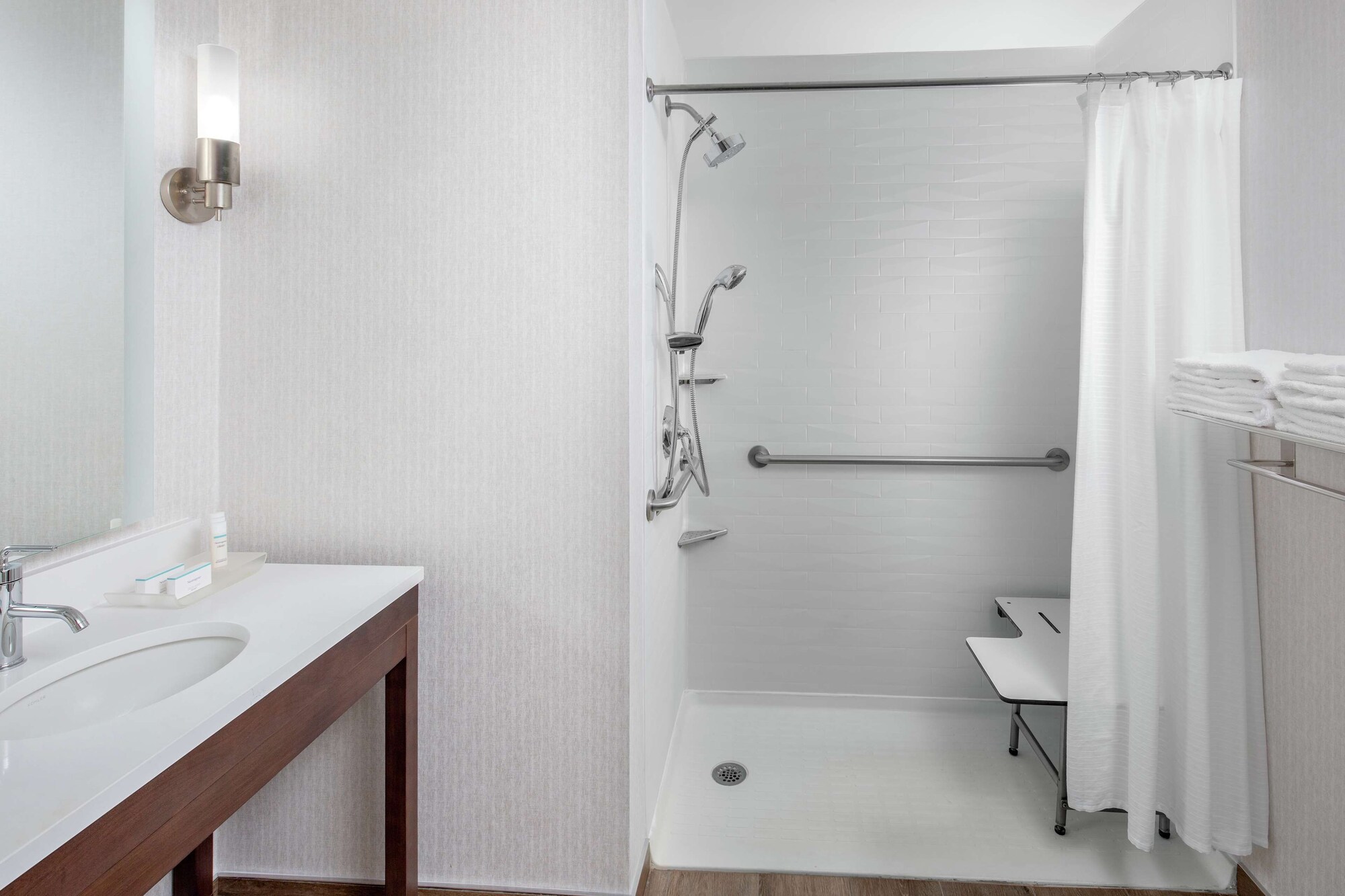 STUDIO, QUEEN BED, ACCESSIBLE
