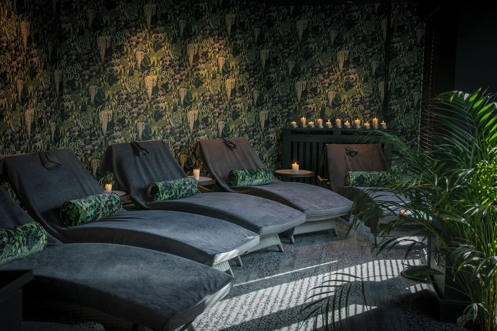 Hampshire Court Hotel & Spa in BASINGSTOKE
