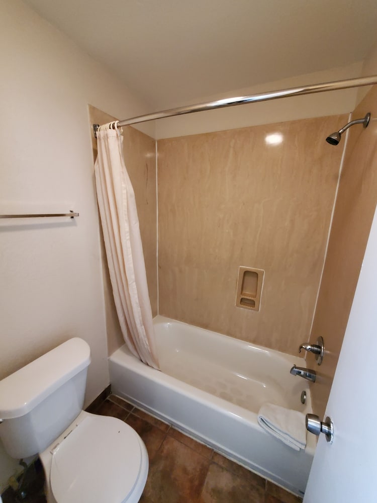 River Inn Motel (ex. Rodeway Inn Downtown) 16/29