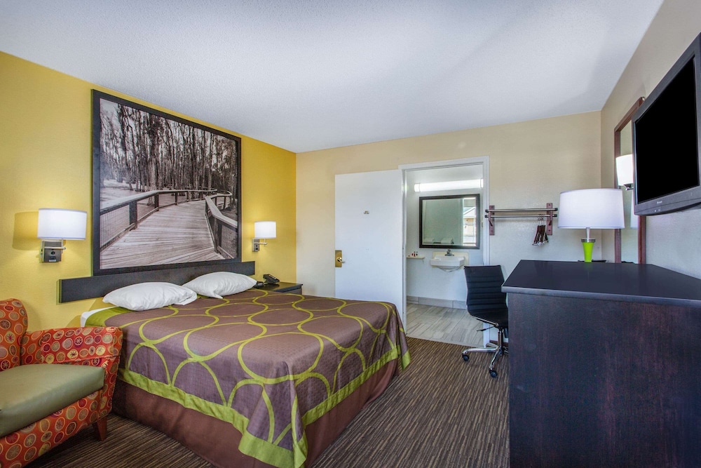 Super 8 by Wyndham Florence 8/23