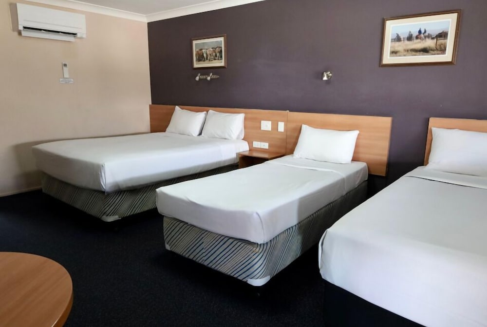 SUN PALMS MOTEL 17/67