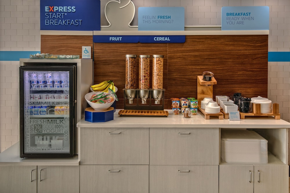Holiday Inn Express Hotel Suites Cookeville 64/73