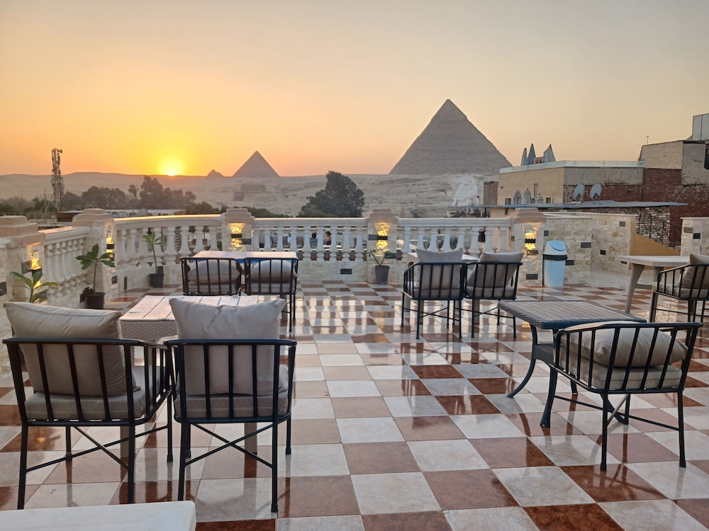 Royal Pyramids Inn 31/50