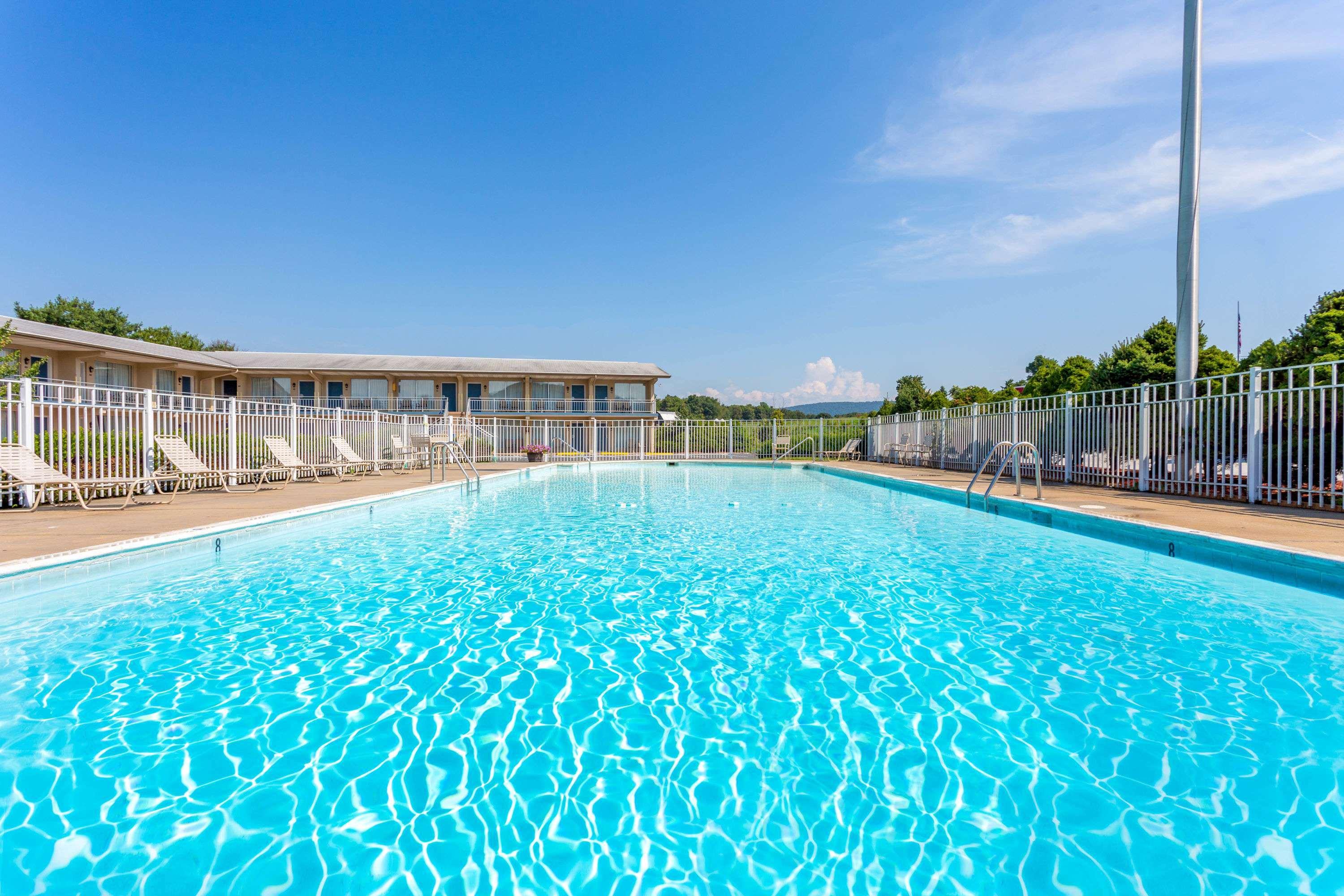 Days Inn By Wyndham Breezewood 24/34