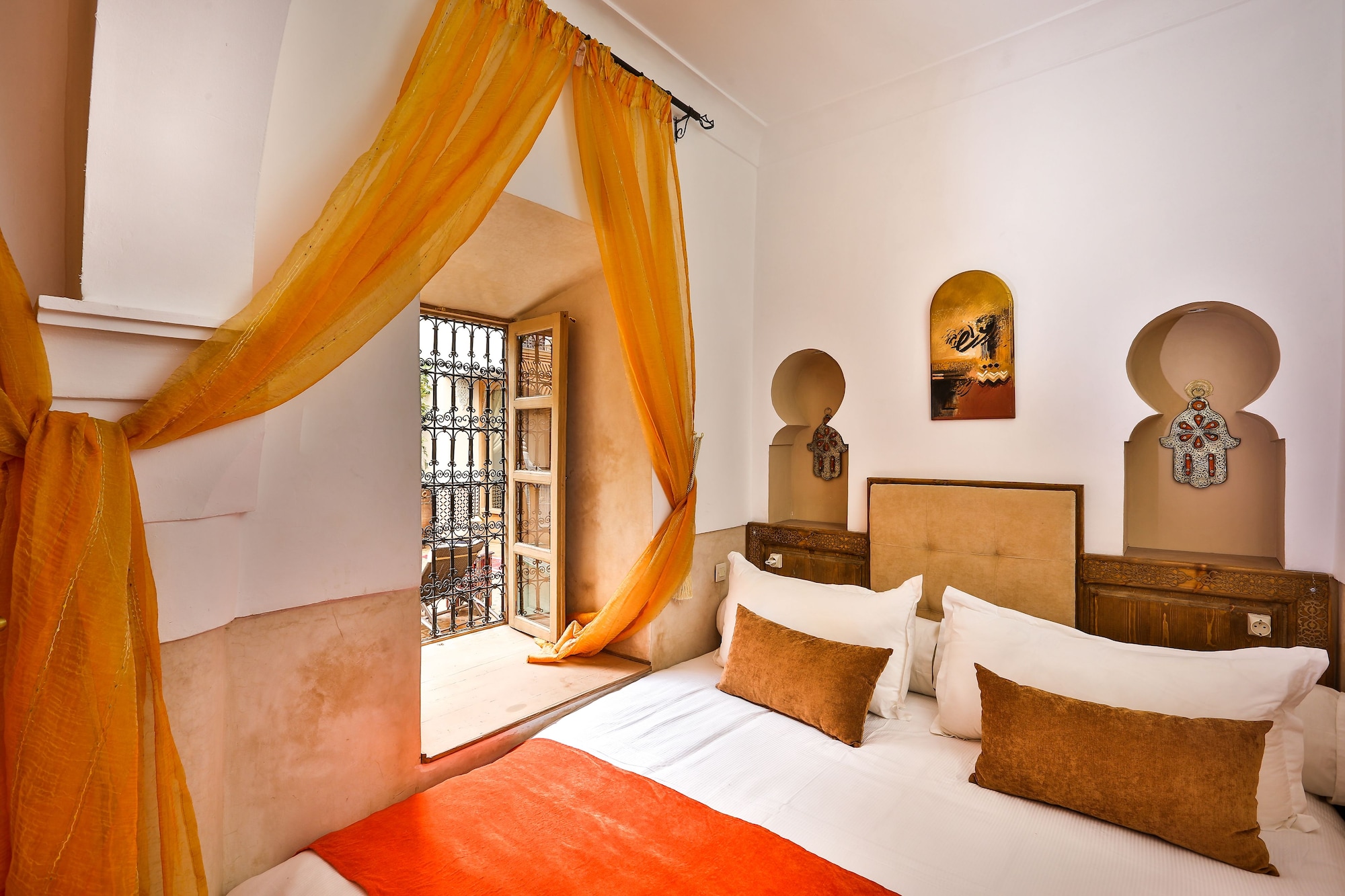 ARA, SUPERIOR, KING BED