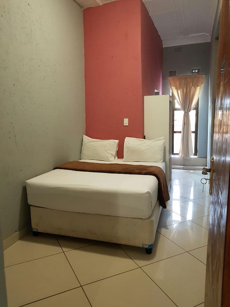 EXECUTIVE, SUITE, QUEEN BED, BALCONY, GROUND FLOOR