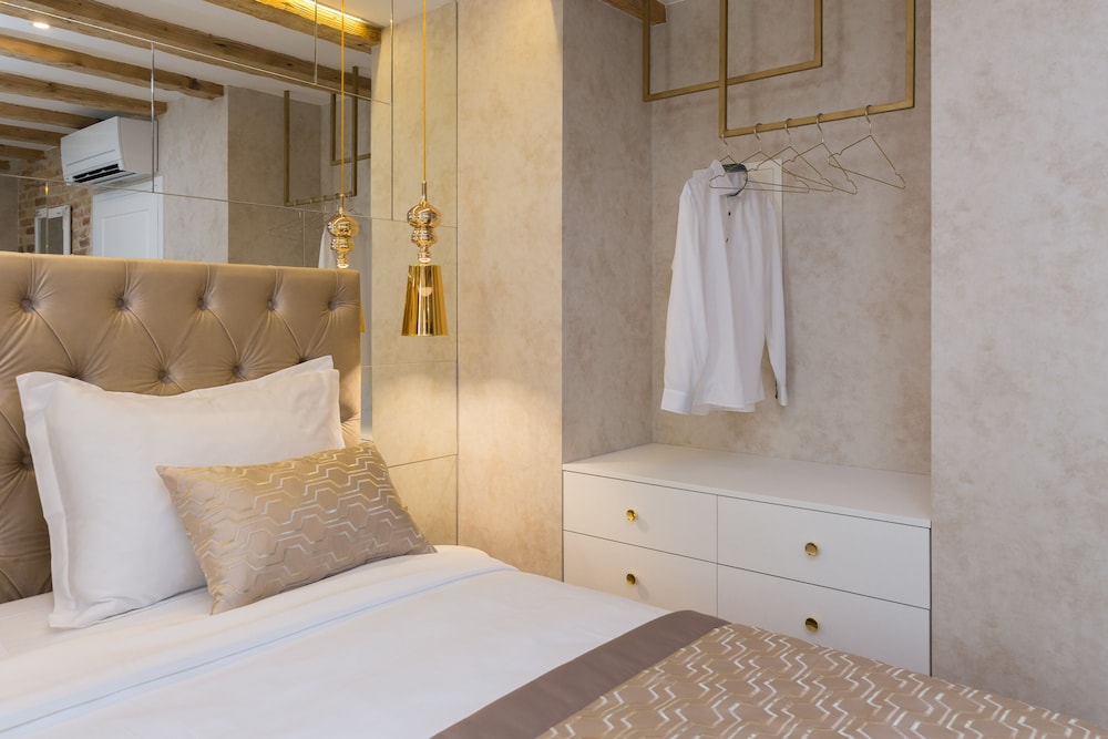 Le Premier Luxury Rooms 41/43